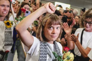 Грета Тунберг прибыла в Афины после депортации из Израиля