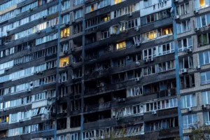 Российская атака на Киев вызвала пожар в жилом доме и отключения электроэнергии
