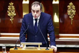 Премьер-министр Франции Себастьен Лекорну приостановил пенсионную реформу Макрона до 2027 года, пытаясь спасти правительство