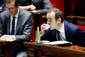 Премьер-министр Франции Себастьян Лекорну пережил два вотума недоверия, пообещав приостановить пенсионную реформу Макрона