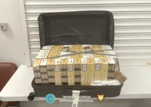 В аэропорту Ларнаки у женщины изъяли 65 коробок немаркированных сигарет