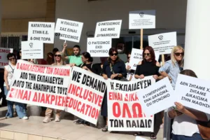 В Лимассоле прошла акция протеста против перевода детей-инвалидов в специальное учреждение