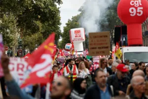 Протесты во Франции против планов бюджетной экономии: десятки тысяч вышли на улицы