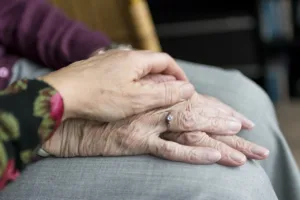 Профсоюз Pasydy опроверг обвинения в бездействии в деле 79-летней женщины, запертой сыном