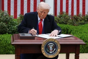 США: Верховный суд рассматривает законность тарифов Трампа, бизнес готовится к новой “норме” 15%