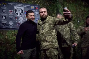 Зеленский посетил войска на юго-восточном фронте и предупредил о росте угрозы продвижения России