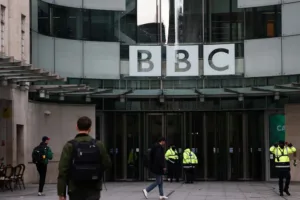 Независимый директор BBC Шумит Банерджи подал в отставку на фоне скандала с правкой речи Дональда Трампа