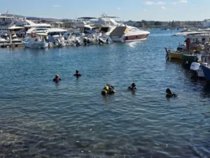 В порту Пафоса прошла масштабная очистка морского дна в рамках экологической кампании