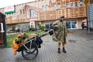 Британский путешественник Карл Бушби завершает 27-летнее кругосветное путешествие и сталкивается с давлением соцсетей