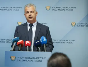 Министр юстиции Костас Фитирис отказался от пожизненной министерской пенсии и единовременной выплаты