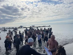 Фонд «Маленькие герои» провёл благотворительный заплыв в поддержку детей с онкологическими заболеваниями