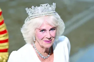 Королева Камилла рассказала Би-би-си о нападении на нее в поезде в подростковом возрасте