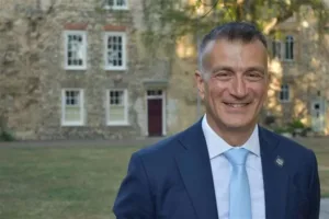 Доктор Никос Саввас удостоен королевского ордена почета 2025 года за заслуги в образовании