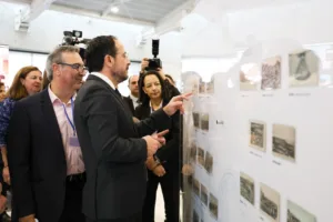В аэропорту Ларнаки открылась выставка старинных открыток из редкой европейской коллекции