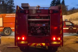 В деревне Ероскипу в районе Пафоса загорелся автомобиль незадолго до полуночи