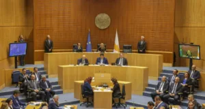 Парламент одобрил сокращение сроков обжалования по отклоненным делам о предоставлении убежища, пока суды подтверждают депортации