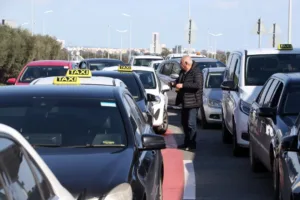 Водители такси в Ларнаке прекратили бессрочную забастовку на фоне переговоров о сервисах райдхейлинга