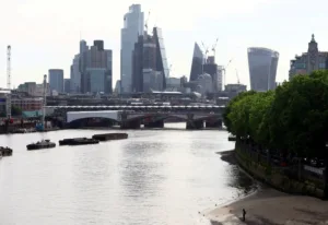 UK services survey shows business sentiment improves while consumer services remain negative