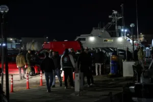 15 мигрантов погибли после столкновения лодки с судном береговой охраны у греческого Хиоса