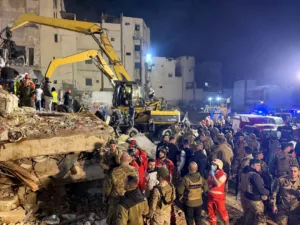 Число погибших при обрушении здания в Триполи выросло до 13, поиски пропавших продолжаются