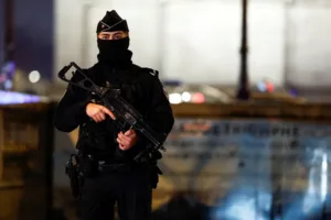 Knife-wielding man shot after attempting to attack police near Arc de Triomphe in Paris