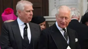 Полиция продолжает обыск недвижимости Mountbatten-Windsor после ареста из-за обвинений, связанных с документами Epstein