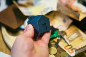 Депутаты Кипра добиваются усиления защиты домовладельцев на фоне передачи предложений по взысканиям в комитет