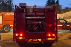 Пожар во дворе в Ларнаке, как полагают, был устроен намеренно, сообщает пожарная служба