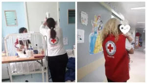 12-летняя девочка со сломанной рукой помогает выжившим после столкновения судов у Хиоса, в результате которого погибли 15 человек