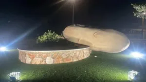 Статуя Big Potato в Ксилофагу опрокинулась из-за экстремальной погоды на выходных