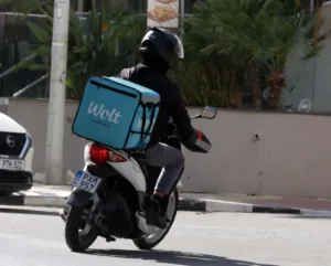 Limassol police investigate alleged robbery and assault of 22-year-old delivery rider