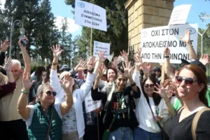 Группы людей с инвалидностью протестуют у президентского дворца против предложенного законодательства о пособиях