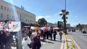 Протестующие в Афинах прошли маршем к посольствам США и Израиля против военных ударов по Ирану