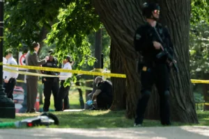 Secret Service застрелила вооруженного подозреваемого возле Белого дома после выстрелов по офицерам