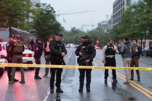 Gunman dies after firing at White House checkpoint, Secret Service says