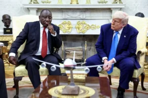 Трамп увеличил квоту на прием беженцев, чтобы принять больше белых южноафриканцев, показал обзор Reuters
