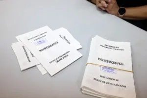 Избиратели в Drosia столкнулись с путаницей и задержками из-за неопределенности с распределением избирательных участков