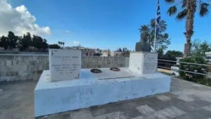 Stolen Christos Kkelis bust in Kissonerga to be restored, Akamas municipality says