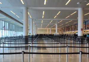 США рассматривают возможность прекращения международного оформления в аэропортах в городах-убежищах