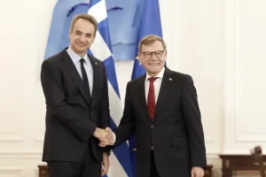 Mitsotakis cites Middle East turmoil as he welcomes Germany’s Wadephul to Athens