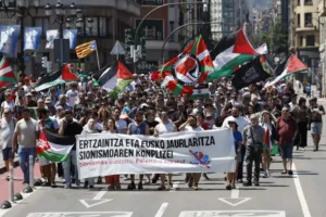Тысячи протестуют в Бильбао из-за обращения полиции с активистами флотилии помощи Газе