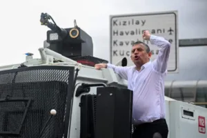 Турецкая полиция вошла в штаб-квартиру CHP после того, как суд отстранил лидера партии