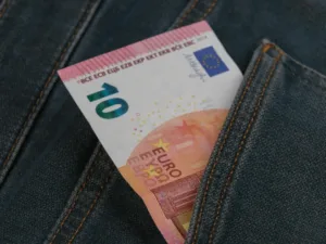 Таможня Лимассола оштрафовала владельцев грузовиков на €2 000 каждого за использование окрашенного печного топлива в качестве топлива
