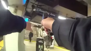 NYPD публикует запись с нательной камеры смертельной стрельбы на вокзале Grand Central station после нападения с мачете