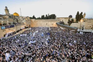 Thousands march through Jerusalem Old City Muslim quarter for Jerusalem Day under heavy security