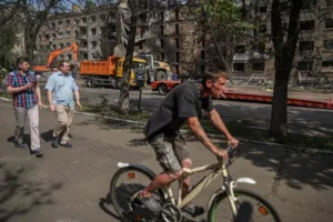 Жители Киева и дипломаты отвергают угрозы Москвы нанести удары, пока война продолжается