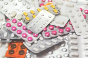 Пациенты на Кипре сталкиваются со средним ожиданием в 500 дней новых лекарств на фоне предупреждений чиновников о том, что ЕС отстаёт