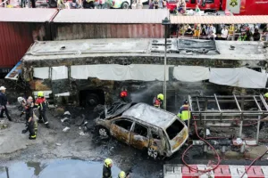 Столкновение поезда вызвало пожар, охвативший автобус в Бангкоке; погибли как минимум восемь человек