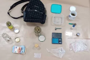 Двое арестованы в Лимассоле после обыска дома, где обнаружили предполагаемые наркотики и наличные
