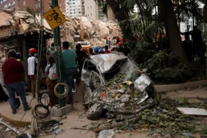 Earthquakes in Venezuela kill hundreds, damage Caracas area and leave thousands homeless